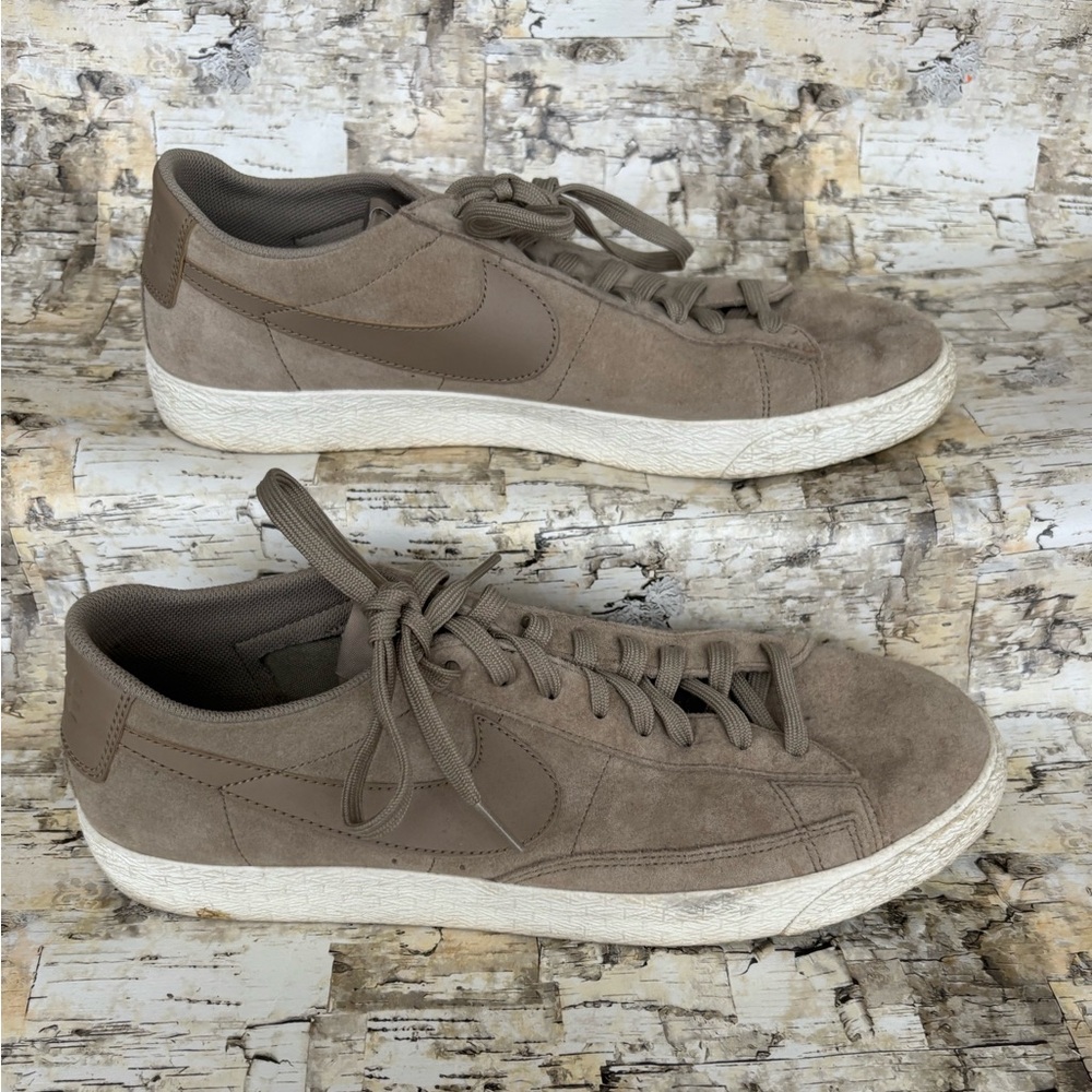 Men’s tan suede Nike shoes